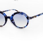 Ninni occhiali da vista dalla forma rotonda, stile retro'. La montatura miscela i colori degli acetati simil tartaruga dal nero al blue con inserti azzurri marroni e grigi, minimizzano l'effetto colore sul viso donandogli una nuova luminosità. in evidenza la clip da sole magnetica. Occhiali da vista Les Pieces Unique mod. Ninni Clip on