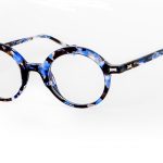 Ninni occhiali da vista dalla forma rotonda, stile retro'. La montatura miscela i colori degli acetati simil tartaruga dal nero al blue con inserti azzurri marroni e grigi, minimizzano l'effetto colore sul viso donandogli una nuova luminosità. Occhiali da vista Ninni by Les Pieces Unique