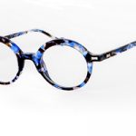 Ninni occhiali da vista dalla forma rotonda, stile retro'. La montatura miscela i colori degli acetati simil tartaruga dal nero al blue con inserti azzurri marroni e grigi, minimizzano l'effetto colore sul viso donandogli una nuova luminosità. Occhiali da Vista Les Pieces Unique modello Ninni