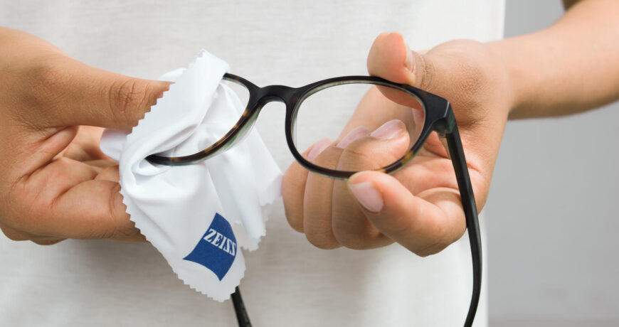 Come pulire e mantenere i tuoi occhiali sempre perfetti