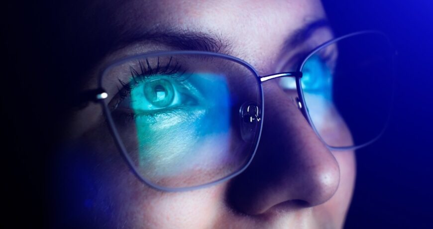 Occhi e schermi digitali: difendili con le lenti filtranti